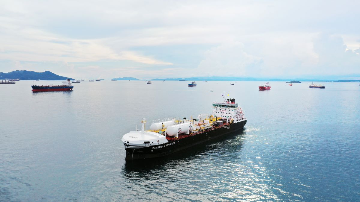Navure bitumier sur la mer