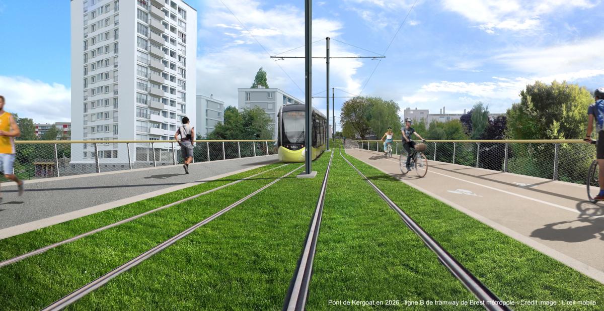 Tramway sur voie verte avec pistes cyclables et piétonnes