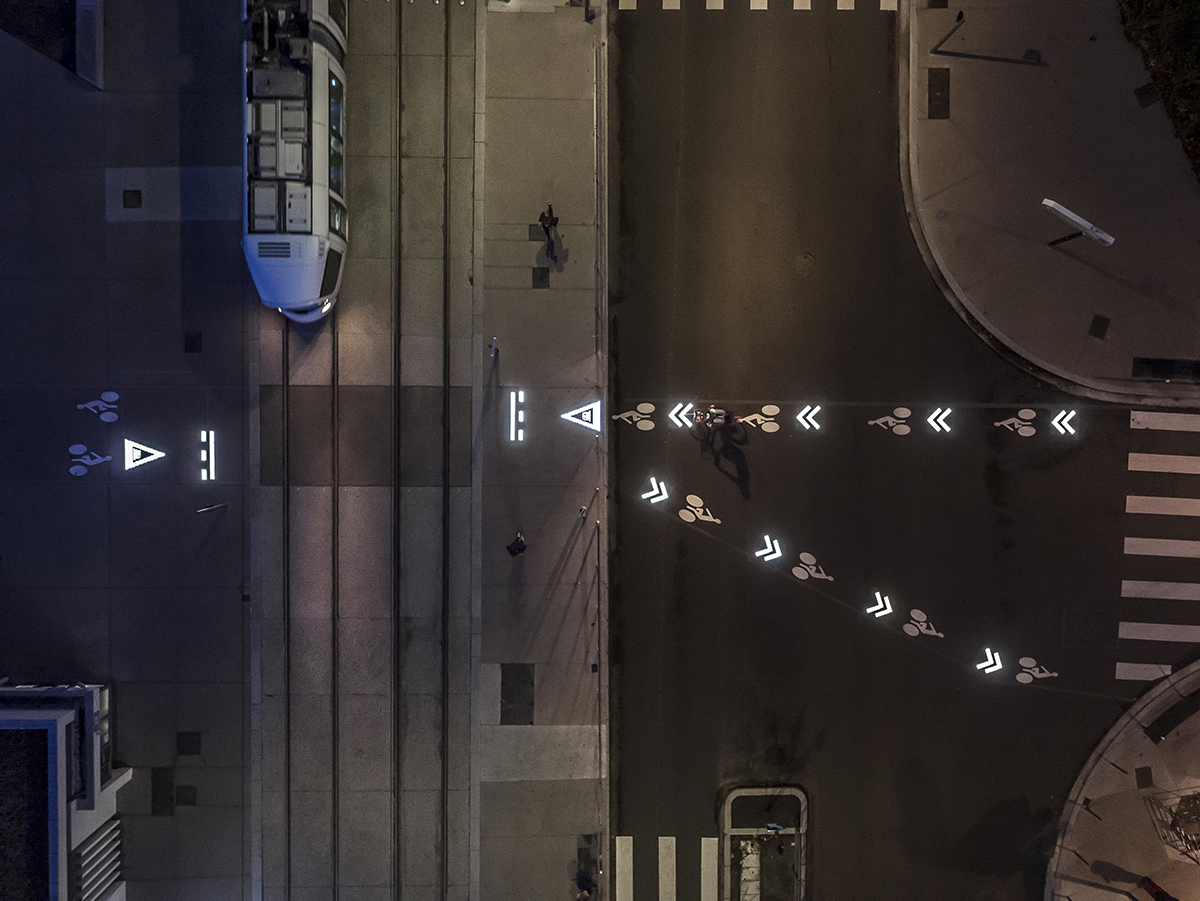 Vue de haut, signalisation horizontale lumineuse pour les cyclistes