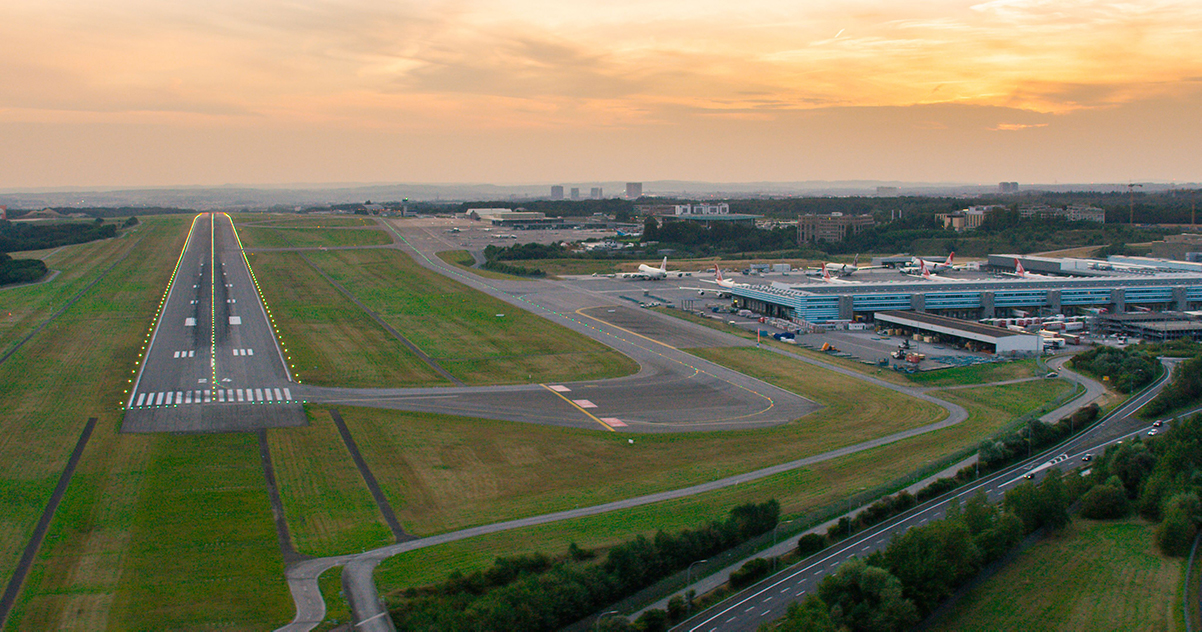 Coucher de soleil sur l'aéroport et sa piste