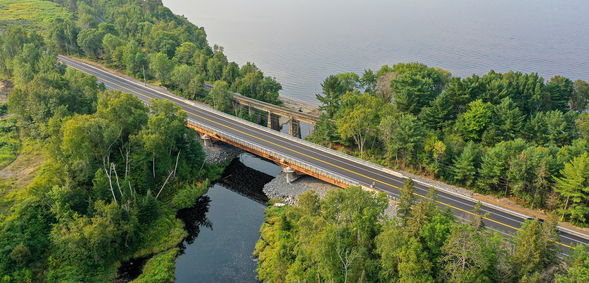 Pont sur la rivière, passage vers la nature et l'eau