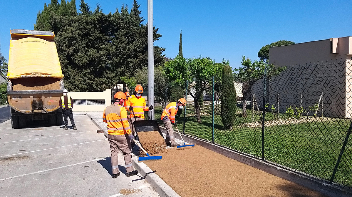 Collaborateurs qui posent un produit sur une route
