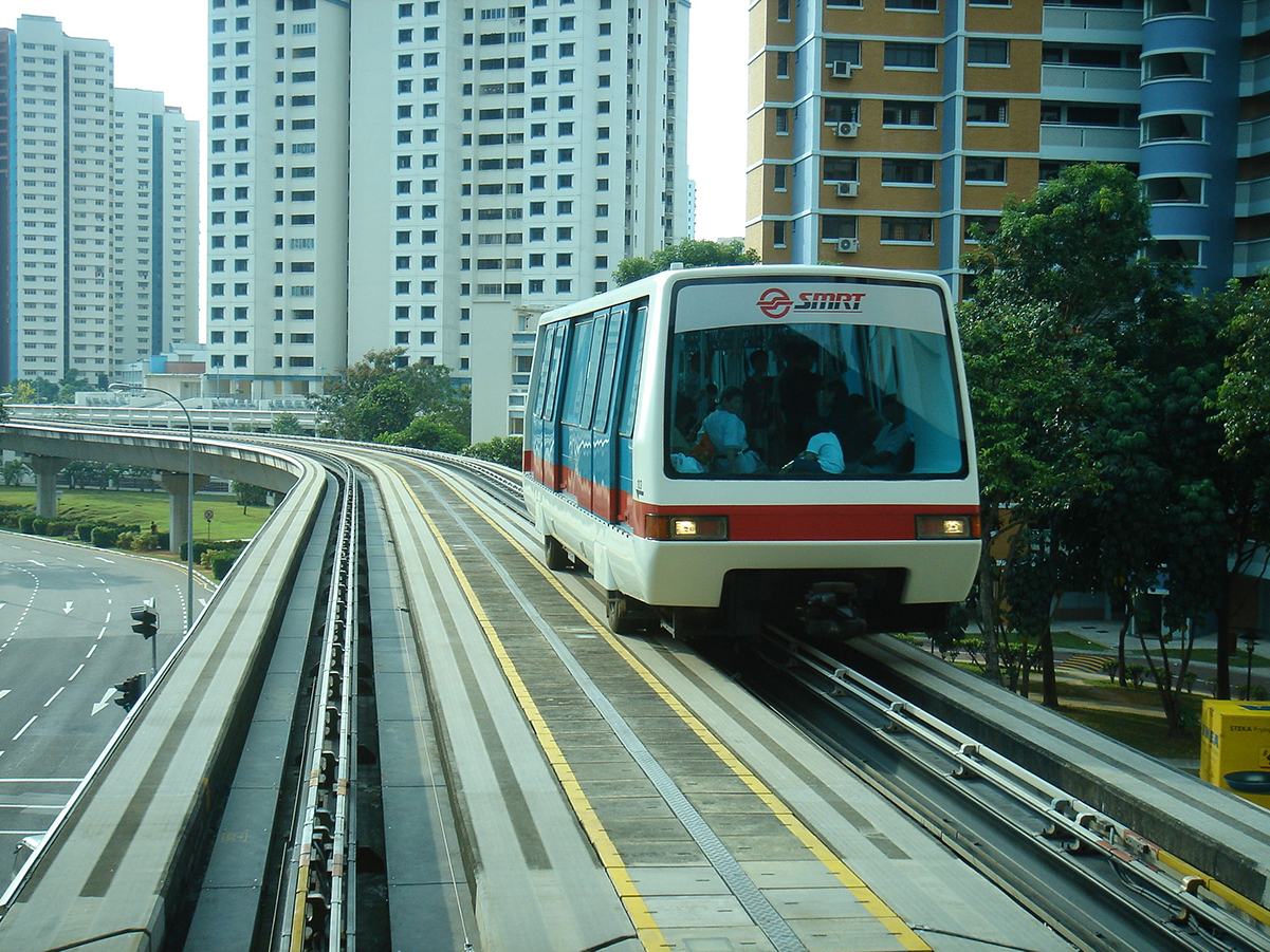 Train moderne dans un paysage urbain dynamique