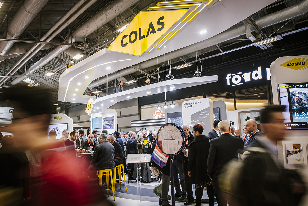 Stand dans un salon avec beaucoup de visiteurs