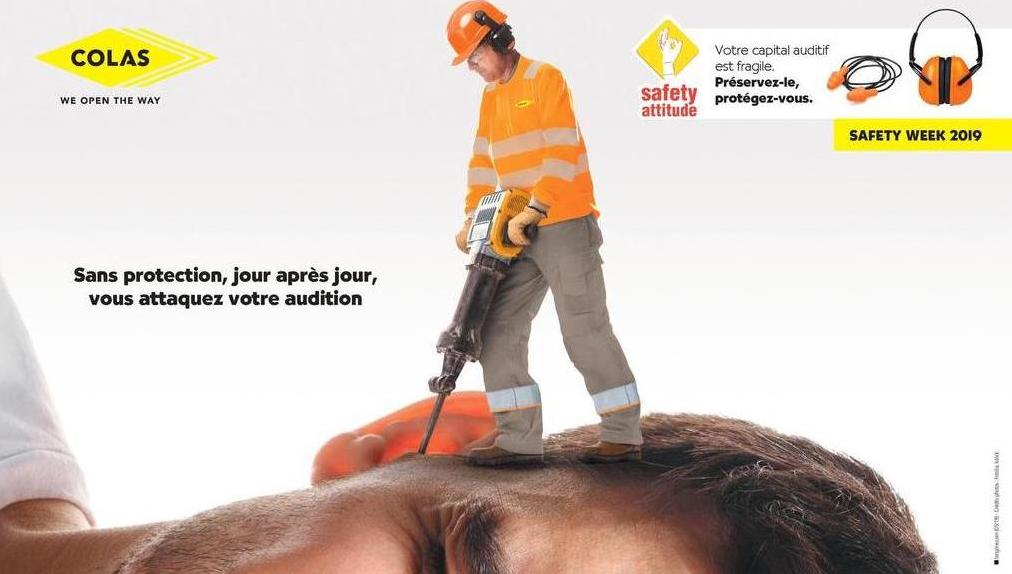Affiche d'un mini collaborateur avec un marteau-piqueur sur l'oreille d'un homme