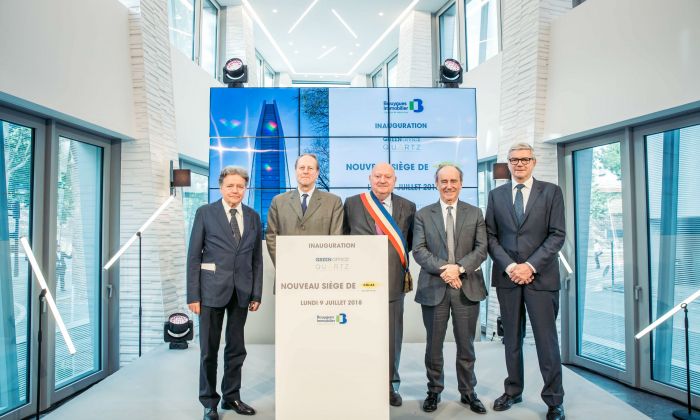 Cinq hommes qui posent pour une photo officielle