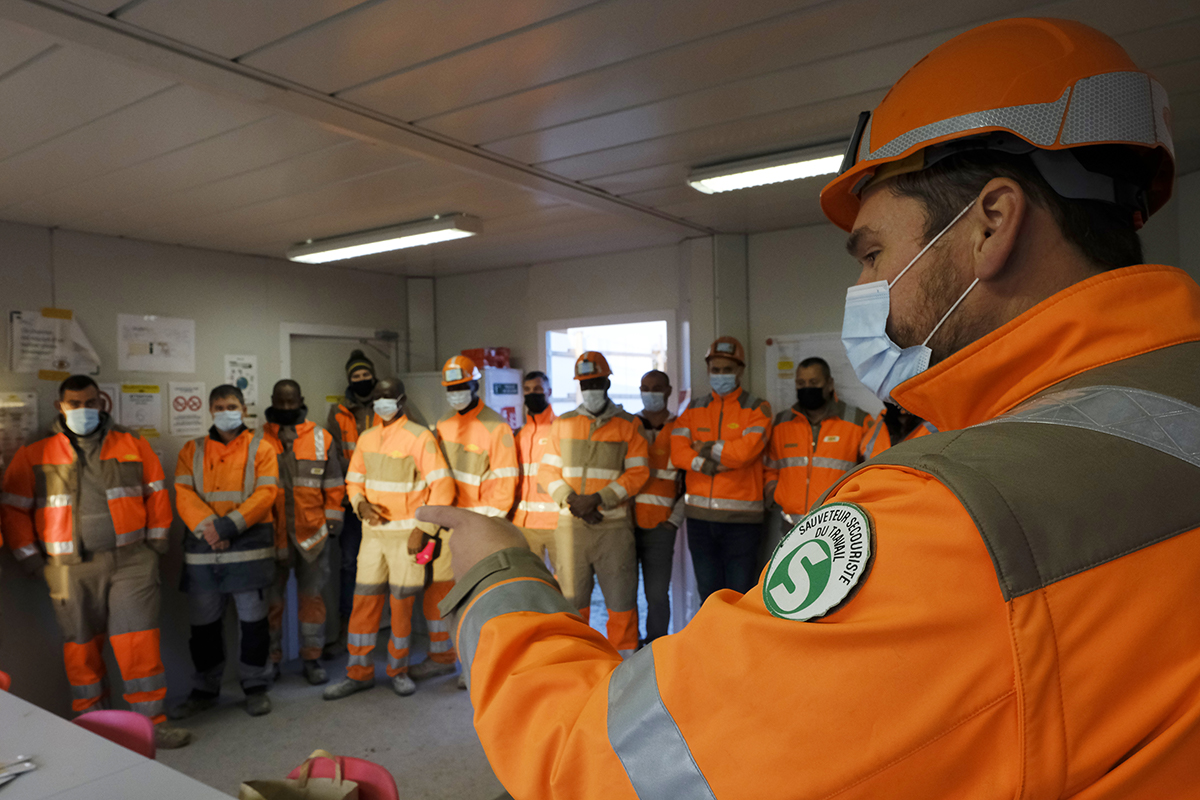 Réunion d'équipe dirigé par un sauveteur secouriste du travail avant d'aller sur le chantier