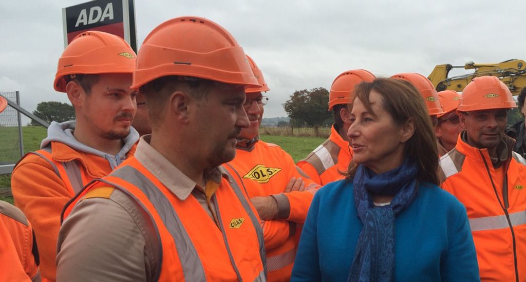 Collaborators discussing with Ségolène Royal