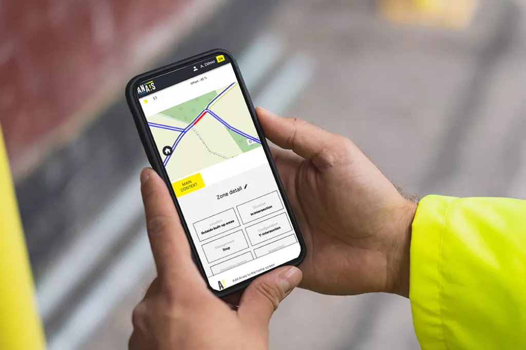 Mains qui tiennent un téléphone avec une map affichée