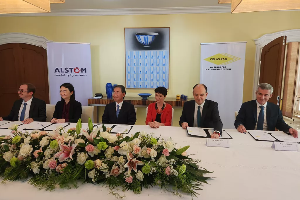 6 collaborateurs autour d'une table rectangulaire