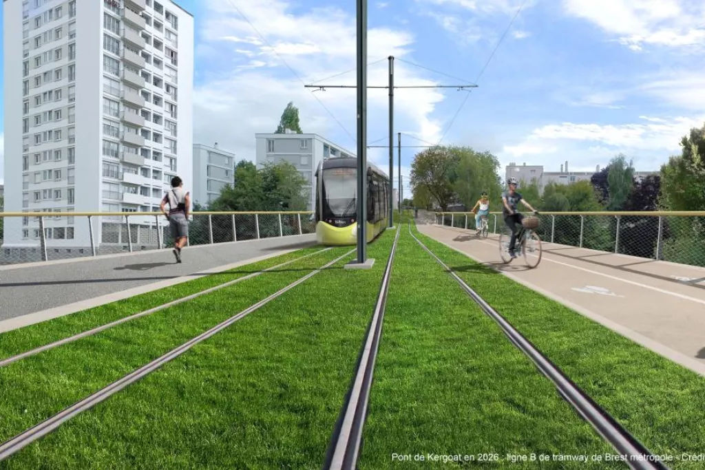 Tramway sur voie verte avec pistes cyclables et piétonnes