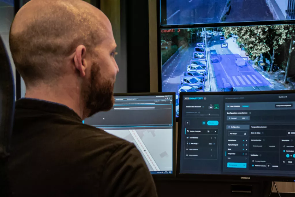 Collaborator in front of several screens 