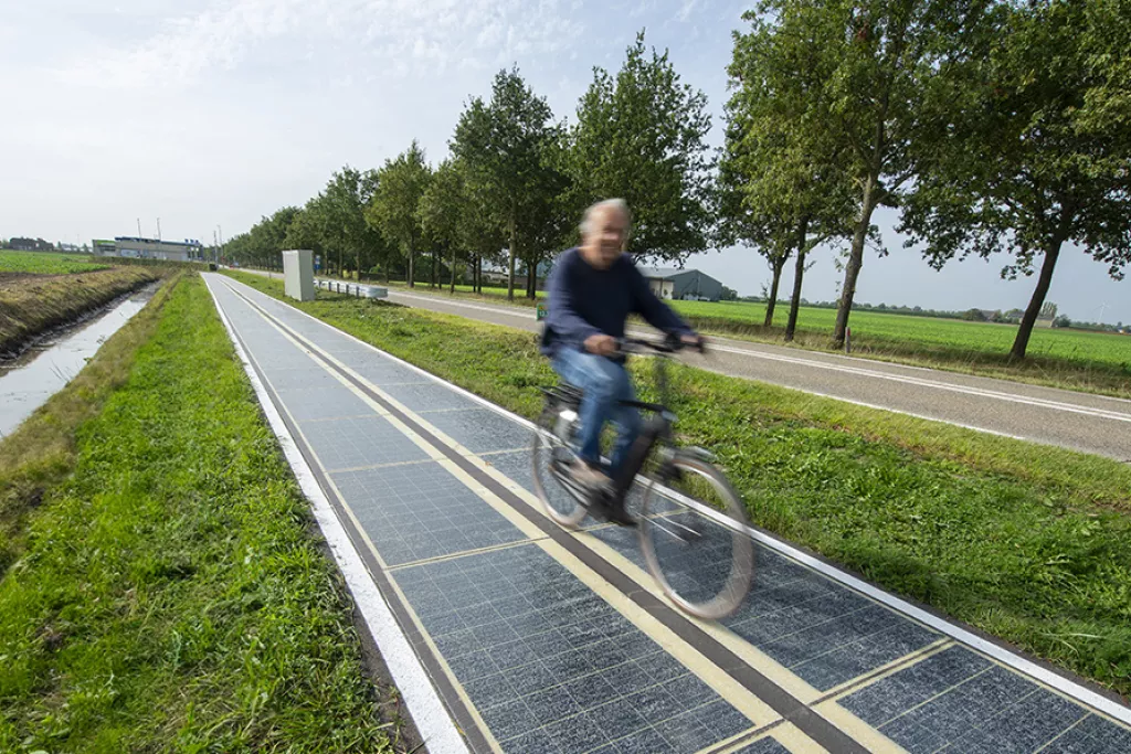 Cycliste sur une piste cyclable photovoltaique