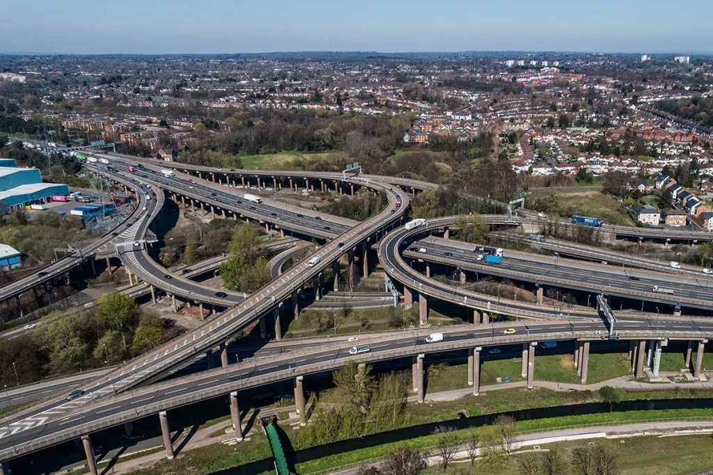 Plusieurs routes qui se croisent