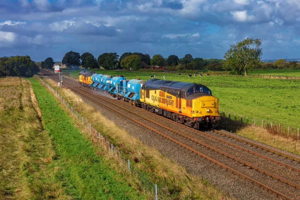 Locomotive with spécial wagons crossing a countryside