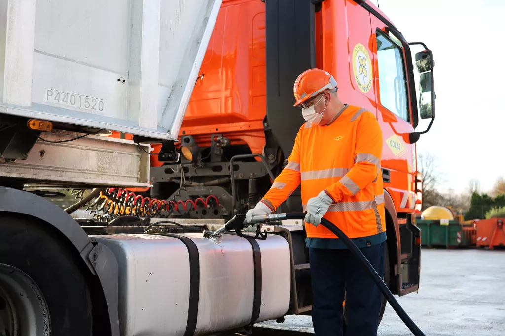 Collaborateur qui met de l:'essence dans un camion
