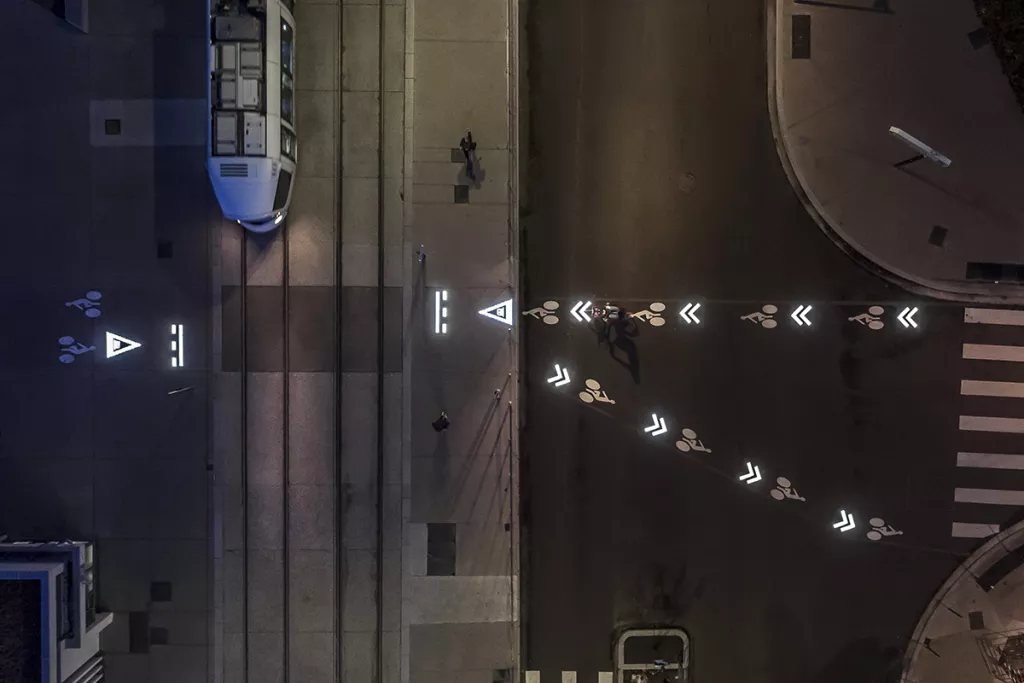 Vue de haut, signalisation horizontale lumineuse pour les cyclistes