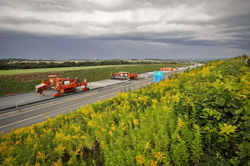  Travaux sur route de campagne sous ciel nuageux.