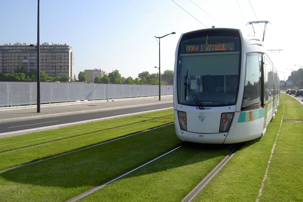 Trawmay sur un sol en pelouse