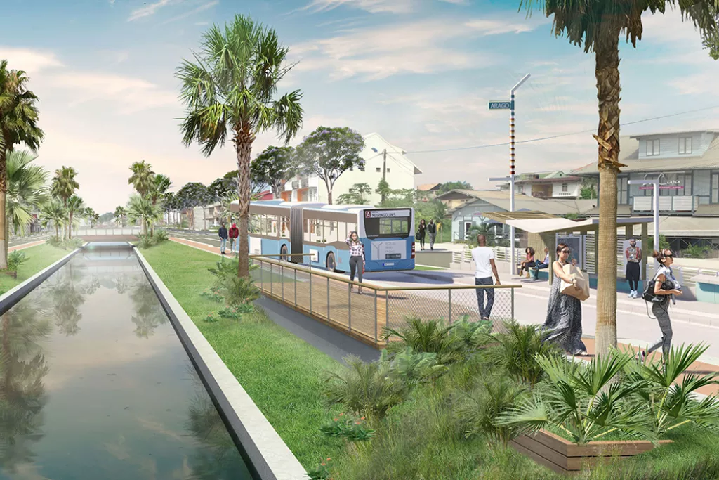 Rue avec un arrêt de bus et un canal qui l’entoure. 