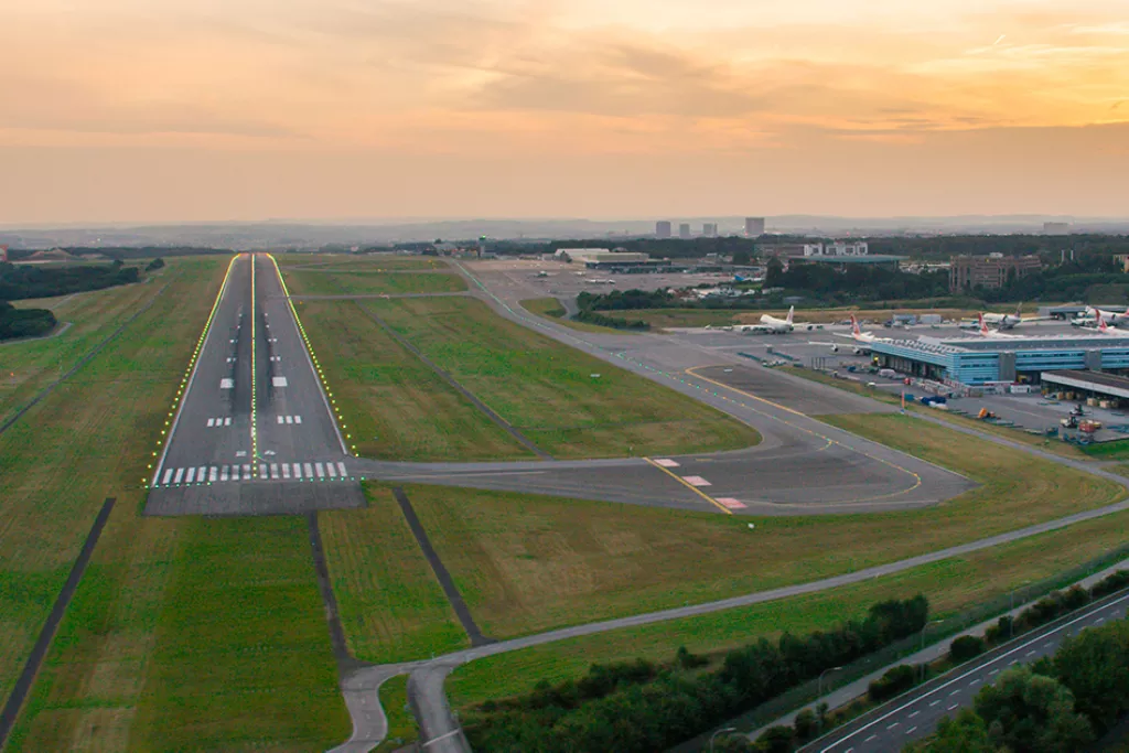 Coucher de soleil sur l'aéroport et sa piste