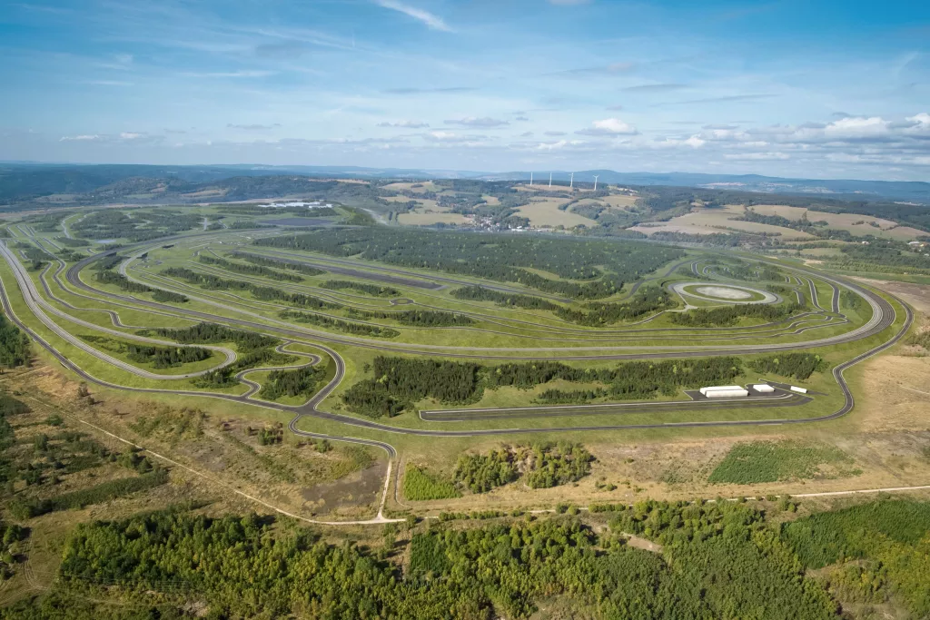Vue aérienne d’un grand complexe conçu pour les essais de véhicules et les sports motorisés
