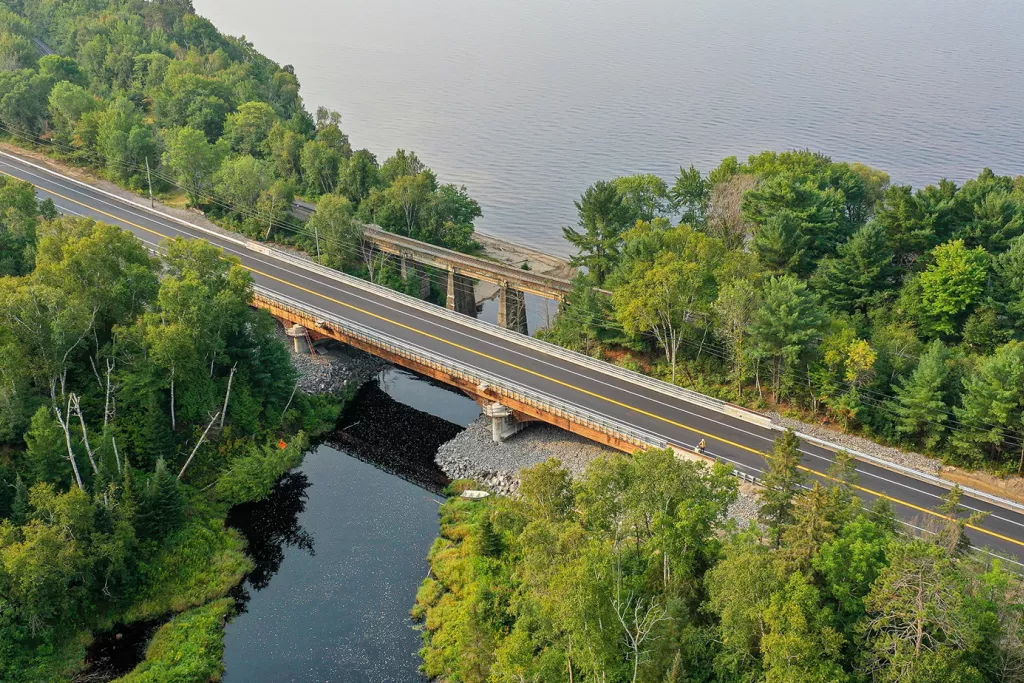  Pont sur la rivière, passage vers la nature et l'eau