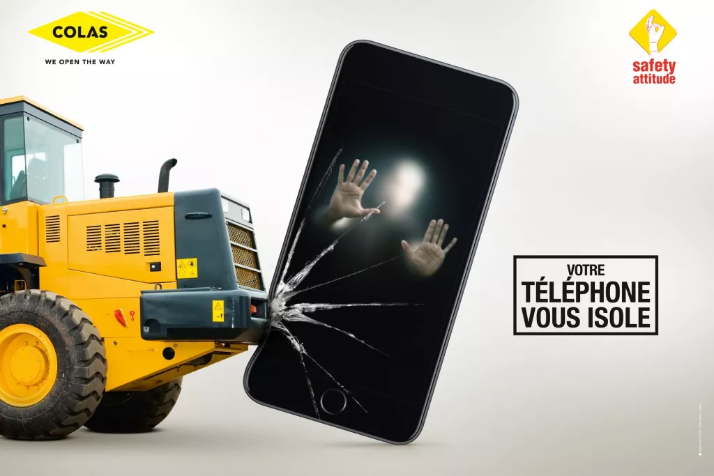Engin de chantier qui percute et brise l'écran d'un téléphone portable