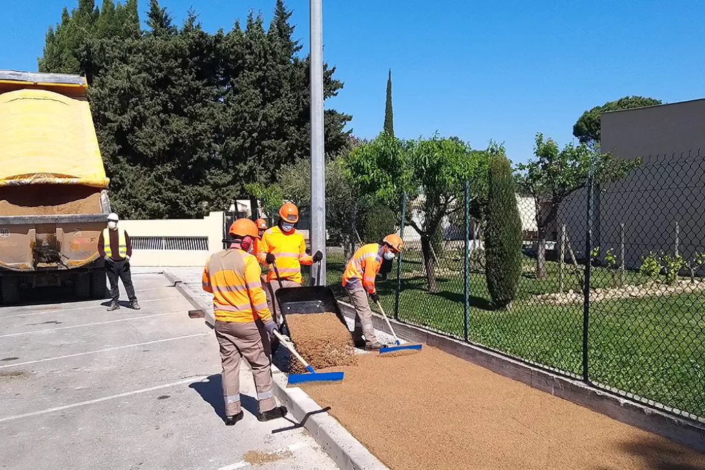 Collaborateurs qui posent un produit sur une route