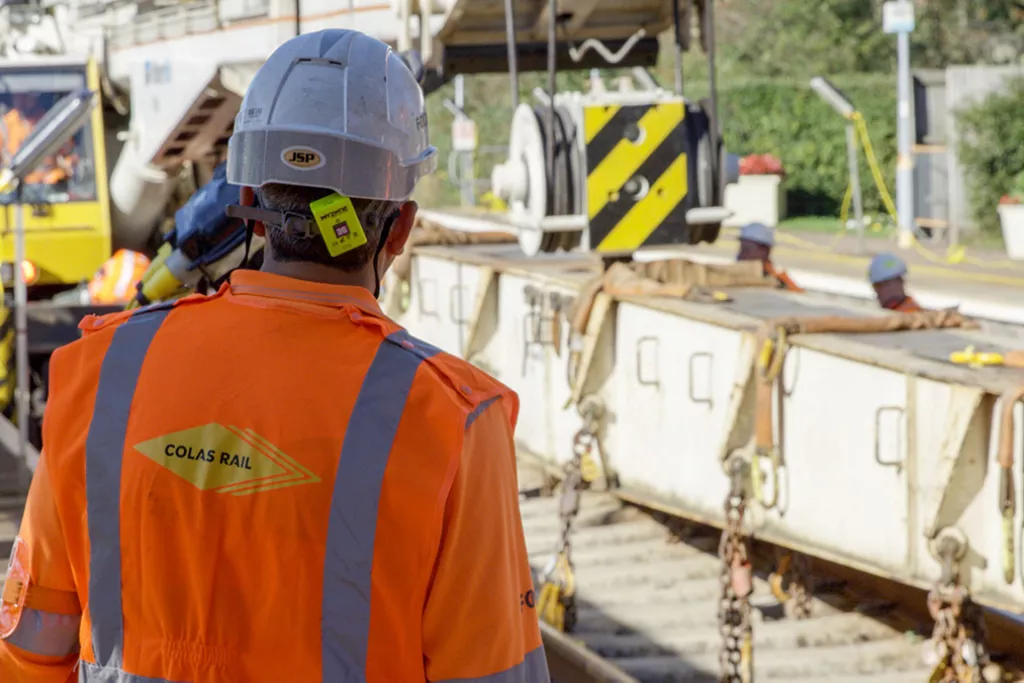 Collaborateur de dos regardant le chantier en cours