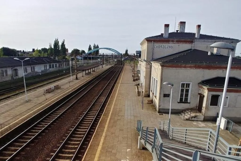 Une gare ferroviaire avec plusieurs voies qui la traversent
