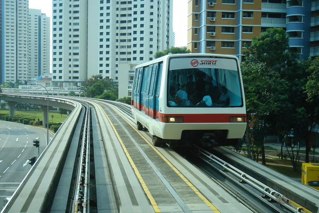  Train moderne dans un paysage urbain dynamique