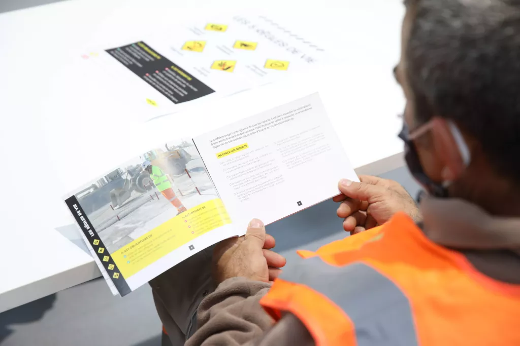 Homme qui observe un dépliant sur la sécurité