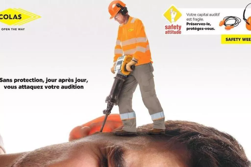 Affiche d'un mini collaborateur avec un marteau-piqueur sur l'oreille d'un homme
