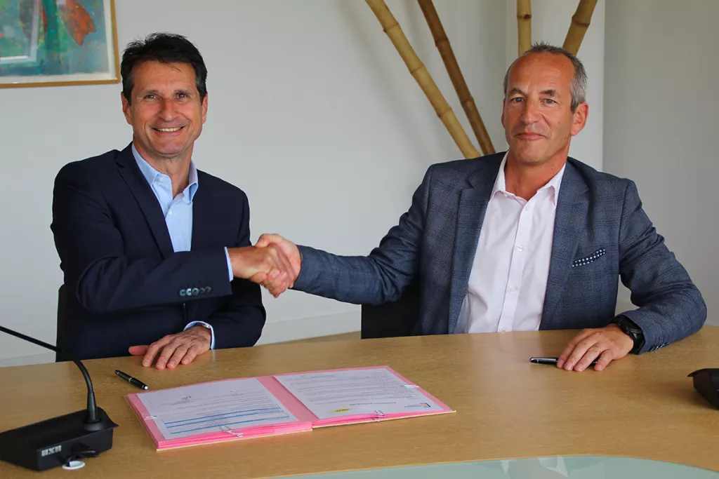 Bertrand Alessandrini et Alain Monnier qui se serrent la main