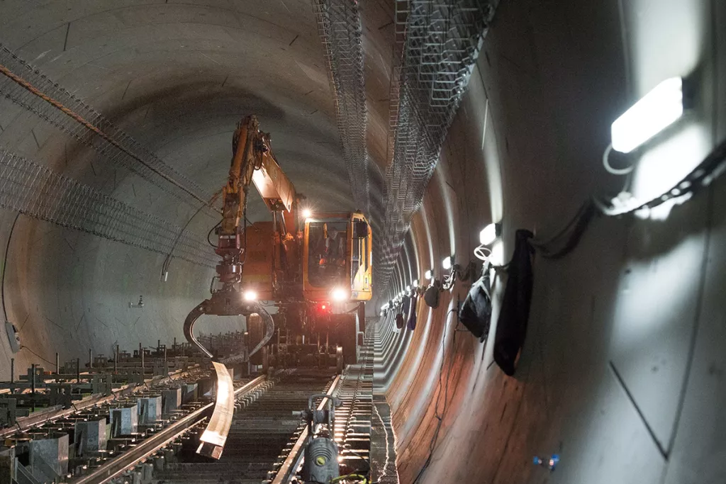 Engin qui travail sur les rails dans un tunnel