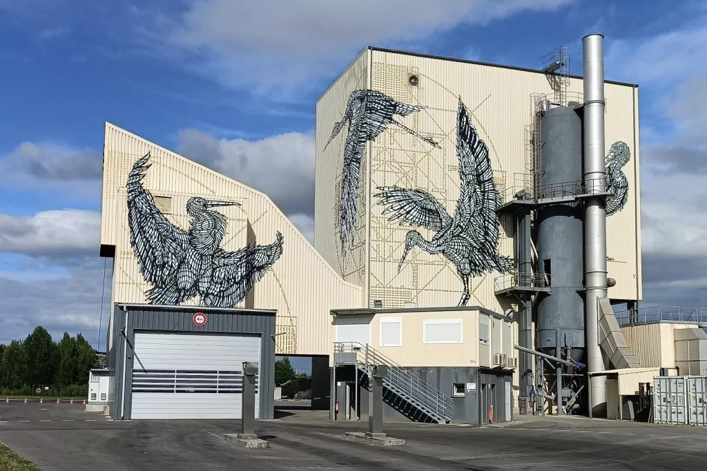 Bâtiment industriel, avec des peintures murales à grande échelle représentant des oiseaux peintes sur ses murs extérieurs