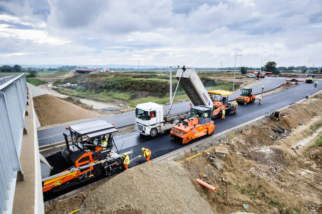 Travaux routiers avec plusieurs engins de construction et ouvriers sur un chantier 