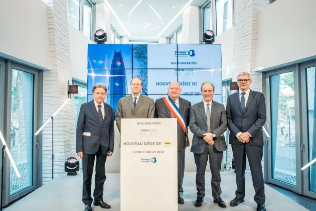 Cinq hommes qui posent pour une photo officielle