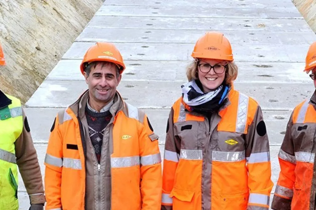 Cinq collaborateurs posant pour une photo