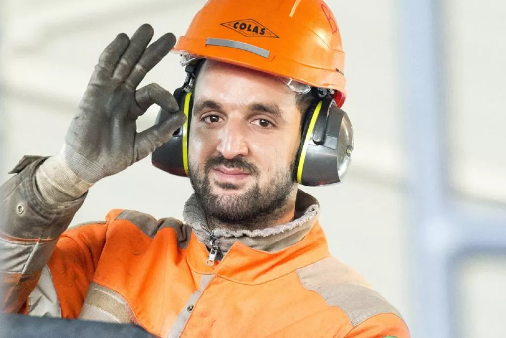 Collaborateur qui fait un signe de la main