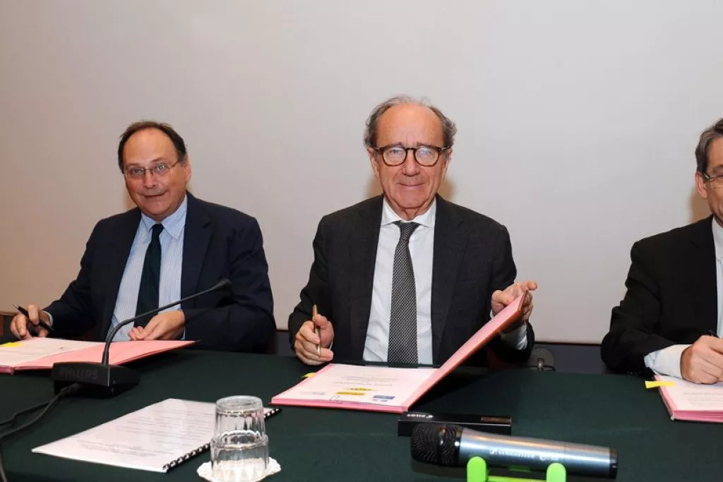 trois hommes en costume