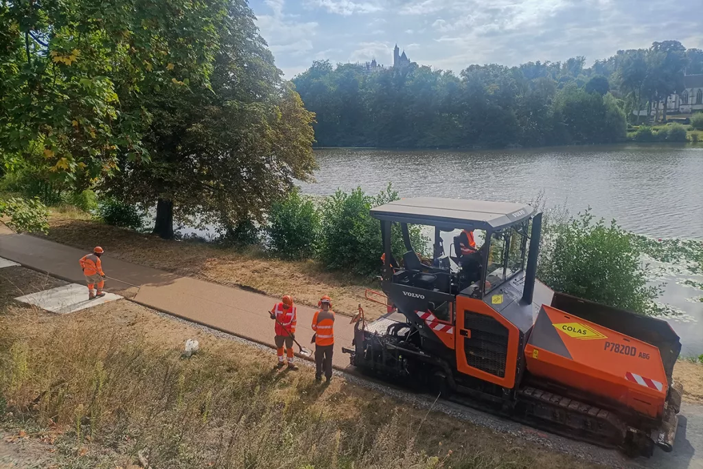 Construction d'un sentier au bord de l'eau.