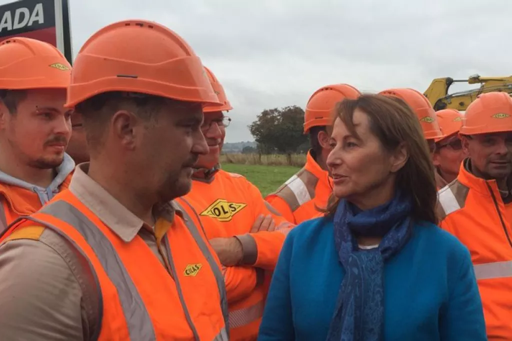 Collaborateurs discutant avec Ségolène Royal