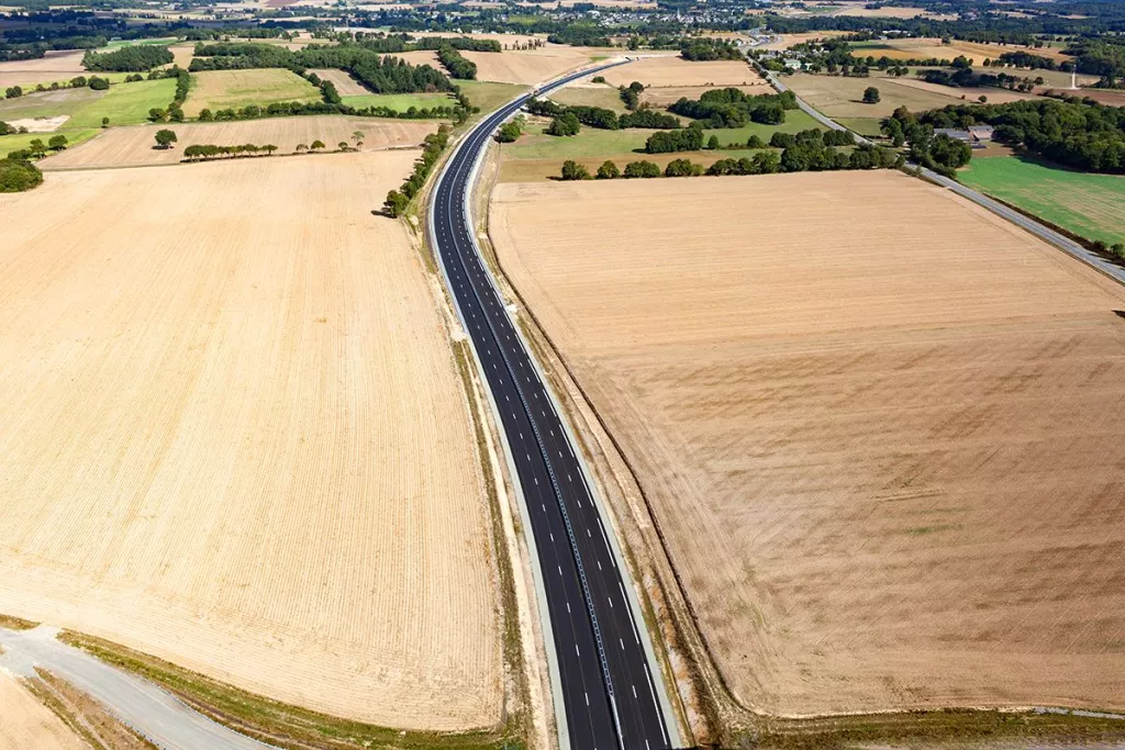 Route au milieu de champs de campagne