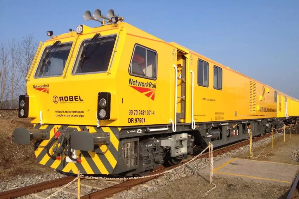 Network Rail_train stationné à l'arrêt sur voie ferrée