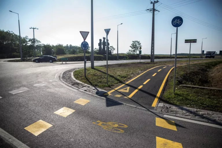 Image of Route M32, Hongrie (2015) – Réalisation d'une piste cyclable interurbaine  Illustration of Route M32, Hongrie (2015) – Réalisation d'une piste cyclable interurbaine