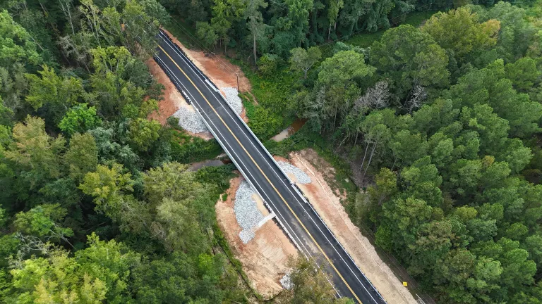 Illustration of Reeves Construction reconstruit quatre ponts en Caroline du Sud après l’ouragan Helene 