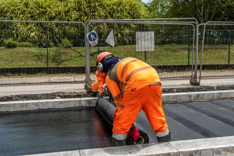 Opération coulage d'enrobés bitumineux à Cayenne