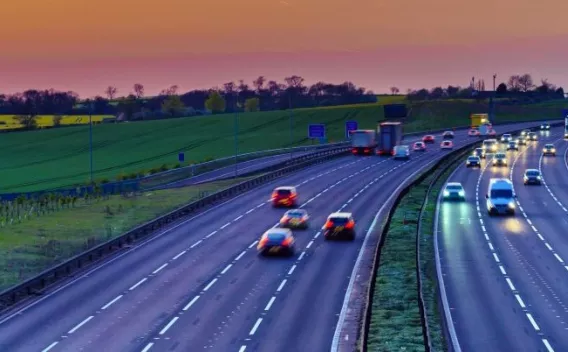 Autoroute avec circulation au coucher du soleil